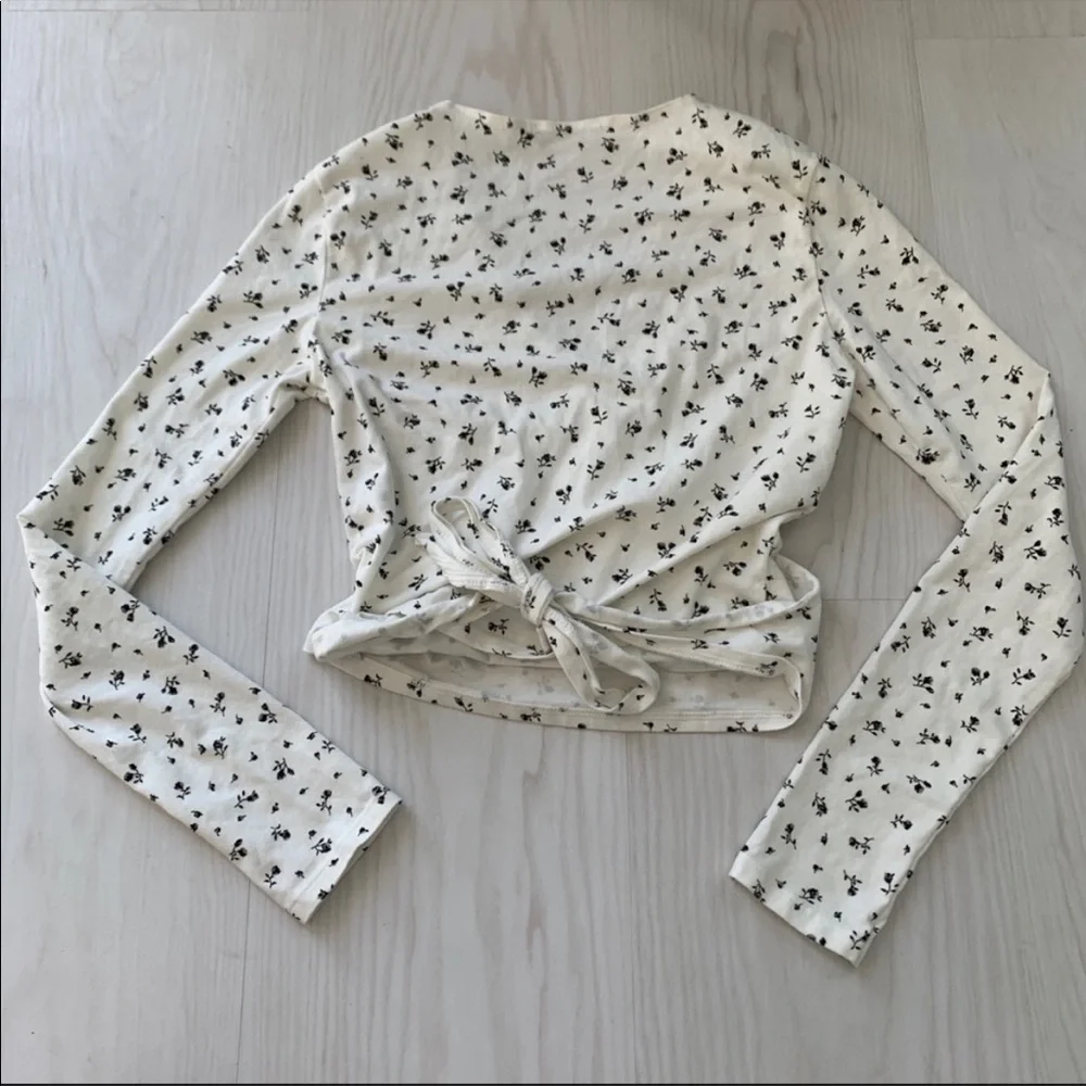 Brandy Melville White Dainty Floral Longsleeve True Wrap Top V Neck Size Small - Picture 3 of 3